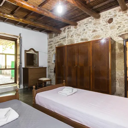 Apartamento Sofiana's Garden Retreat With Private Pool