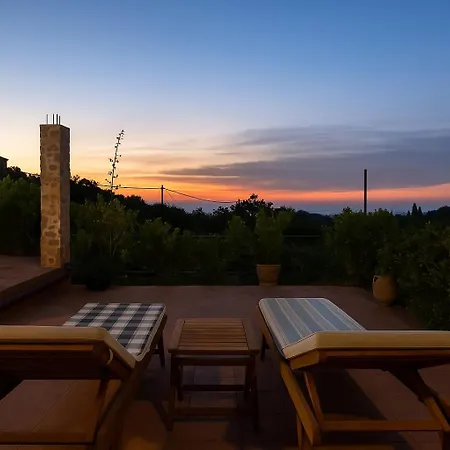 Apartamento Sofiana's Garden Retreat With Private Pool